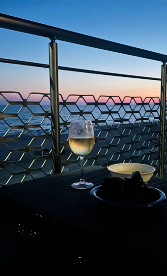 Шампанское рядом с домом отдыха в Штормовом
