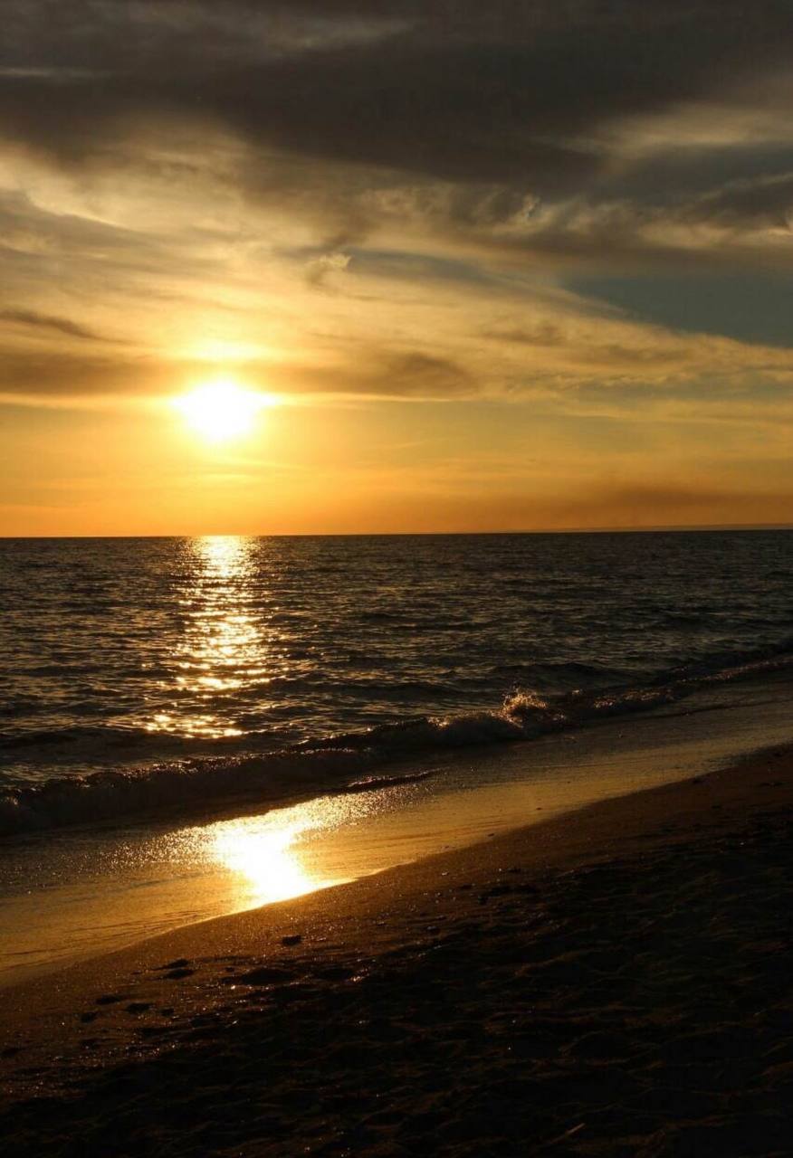 Чистое море рядом с домом отдыха в Штормовом
